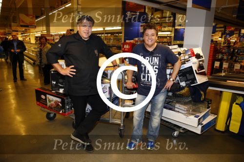 Amsterdam 29 oktober 2013
Rene Froger en Jonnie Boer mogen 4.5 minuten winkelen in de makro ( 4 jarig bestaan) en de waarde die ze winkelen krijgt de voedselbank in euro\'s uitgekeerd. Ze shopten 15 euro bij elkaar.
