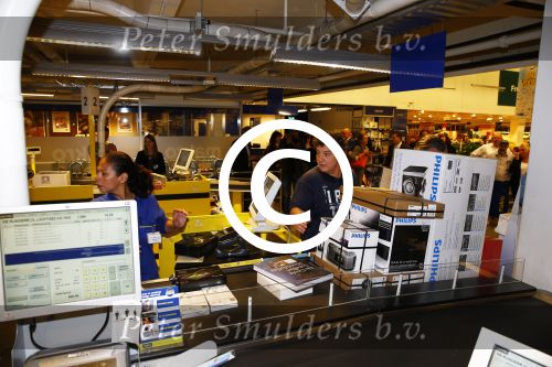 Amsterdam 29 oktober 2013
Rene Froger en Jonnie Boer mogen 4.5 minuten winkelen in de makro ( 4 jarig bestaan) en de waarde die ze winkelen krijgt de voedselbank in euro\'s uitgekeerd. Ze shopten 15 euro bij elkaar.