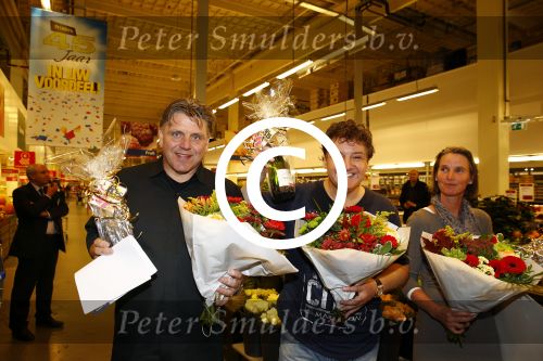 Amsterdam 29 oktober 2013
Rene Froger en Jonnie Boer mogen 4.5 minuten winkelen in de makro ( 4 jarig bestaan) en de waarde die ze winkelen krijgt de voedselbank in euro\'s uitgekeerd. Ze shopten 15 euro bij elkaar.