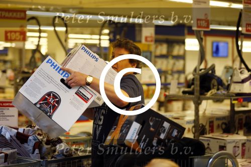 Amsterdam 29 oktober 2013
Rene Froger en Jonnie Boer mogen 4.5 minuten winkelen in de makro ( 4 jarig bestaan) en de waarde die ze winkelen krijgt de voedselbank in euro\'s uitgekeerd. Ze shopten 15 euro bij elkaar.
