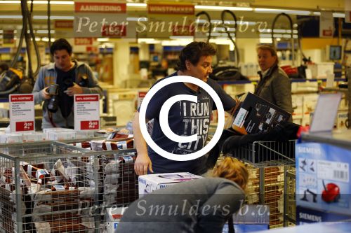 Amsterdam 29 oktober 2013
Rene Froger en Jonnie Boer mogen 4.5 minuten winkelen in de makro ( 4 jarig bestaan) en de waarde die ze winkelen krijgt de voedselbank in euro\'s uitgekeerd. Ze shopten 15 euro bij elkaar.