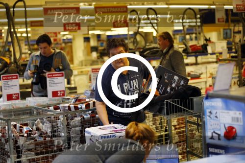 Amsterdam 29 oktober 2013
Rene Froger en Jonnie Boer mogen 4.5 minuten winkelen in de makro ( 4 jarig bestaan) en de waarde die ze winkelen krijgt de voedselbank in euro\'s uitgekeerd. Ze shopten 15 euro bij elkaar.