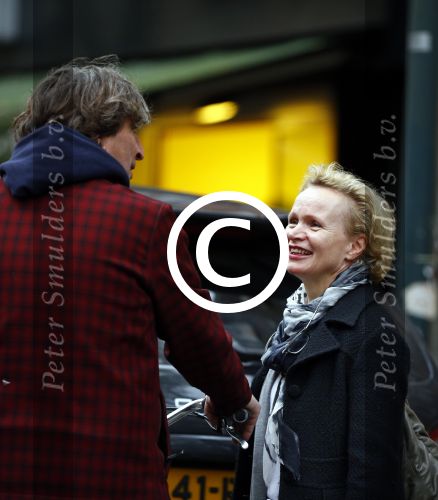 Amsterdam 25 oktober 2013
Renee Soutendijk met een kennis in gesprek.