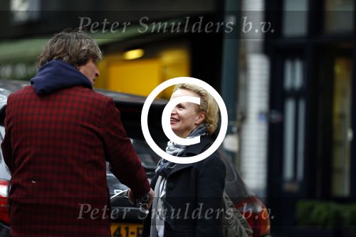Amsterdam 25 oktober 2013
Renee Soutendijk met een kennis in gesprek.