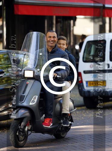 Amsterdam 24 oktober 2013
Ruud en Maxim Gullit op de vespa scooter