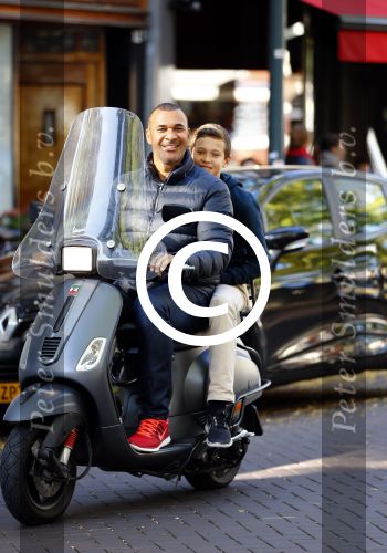 Amsterdam 24 oktober 2013
Ruud en Maxim Gullit op de vespa scooter