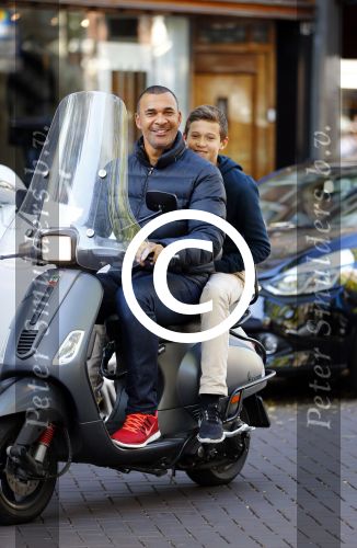 Amsterdam 24 oktober 2013
Ruud en Maxim Gullit op de vespa scooter