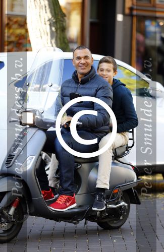 Amsterdam 24 oktober 2013
Ruud en Maxim Gullit op de vespa scooter