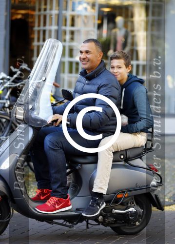 Amsterdam 24 oktober 2013
Ruud en Maxim Gullit op de vespa scooter