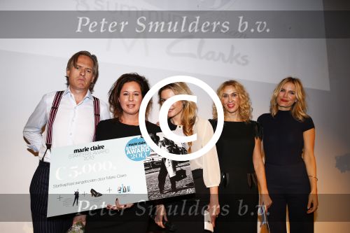 Amsterdam 14 oktober 2013
Jort Kelder en Lauren Verster presenteren de Marie Claire starters award. winnares Sanne Tummers