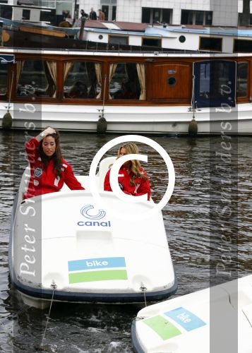 Amsterdam 9 november 2013
Danie Bles organiseert voor haar vriendinnen/klanten een lunch bij hotel l\'europe. Ze gingen ook met waterfietsen op de grachten varen. Sylvie Meis en Naomi v As