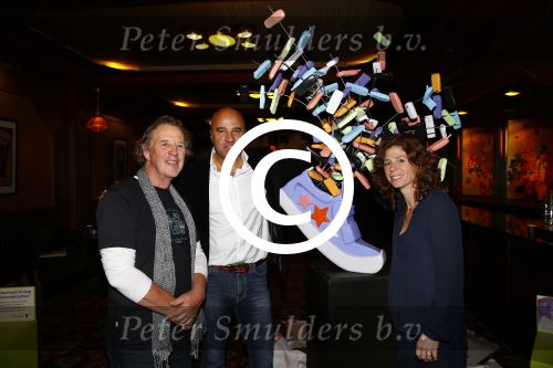 Amsterdam 30 oktober 2013
John v d Heuvel barbara Barend met dochter en kunstenaar Wim Heesakkers starten aktie voor het sterrenfonds in Tuschinski.