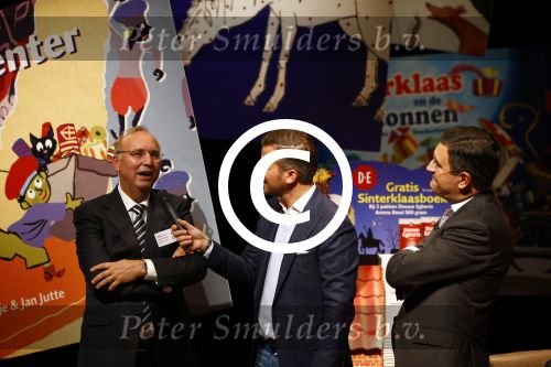 Amsterdam 12 november 2013
Presentatie Sinterklaasboeken van douwe egberts met Winston Gerschtanowitz Ivo Niehe Prinses Laurentien en Najib Amhali in de bibliotheek van Amsterdam.