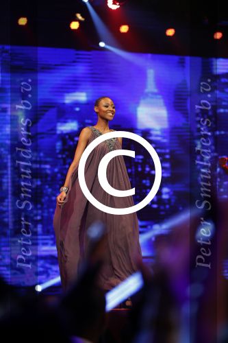Hilversum 27 oktober 2014
Finale Hollands next top model 2014 HNTM in studio 21 gepresenteerd door Anouk Smulders en Fred v Leer.Finalisten zijn Nicky Opheij Sanne Aisha en Debbie Dhillon. In de jury zitten Freek Koster May Britt Mobach en Dirk Kikstra.