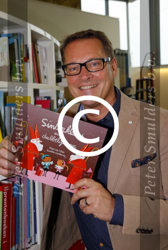 Amsterdam 4 november 2014
Presentatie sinterklaasboeken in de bibliotheek van Amsterdam. Aanwezig zijn Albert Verlinde Winston Gerschtanowitz Andre Kuipers en Paul v Vliet.