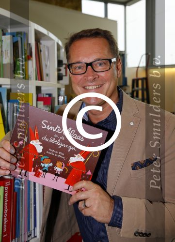 Amsterdam 4 november 2014
Presentatie sinterklaasboeken in de bibliotheek van Amsterdam. Aanwezig zijn Albert Verlinde Winston Gerschtanowitz Andre Kuipers en Paul v Vliet.
