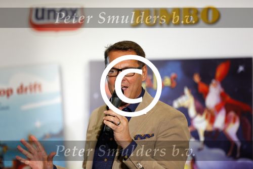 Amsterdam 4 november 2014
Presentatie sinterklaasboeken in de bibliotheek van Amsterdam. Aanwezig zijn Albert Verlinde Winston Gerschtanowitz Andre Kuipers en Paul v Vliet.