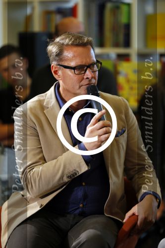 Amsterdam 4 november 2014
Presentatie sinterklaasboeken in de bibliotheek van Amsterdam. Aanwezig zijn Albert Verlinde Winston Gerschtanowitz Andre Kuipers en Paul v Vliet.