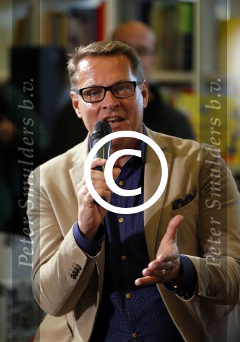 Amsterdam 4 november 2014
Presentatie sinterklaasboeken in de bibliotheek van Amsterdam. Aanwezig zijn Albert Verlinde Winston Gerschtanowitz Andre Kuipers en Paul v Vliet.