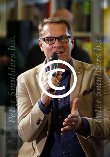 Amsterdam 4 november 2014
Presentatie sinterklaasboeken in de bibliotheek van Amsterdam. Aanwezig zijn Albert Verlinde Winston Gerschtanowitz Andre Kuipers en Paul v Vliet.