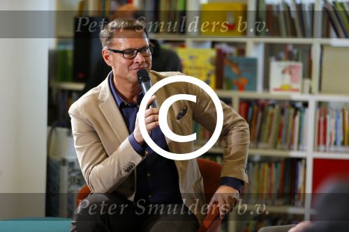 Amsterdam 4 november 2014
Presentatie sinterklaasboeken in de bibliotheek van Amsterdam. Aanwezig zijn Albert Verlinde Winston Gerschtanowitz Andre Kuipers en Paul v Vliet.
