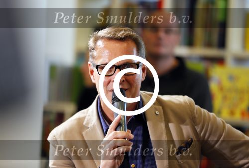 Amsterdam 4 november 2014
Presentatie sinterklaasboeken in de bibliotheek van Amsterdam. Aanwezig zijn Albert Verlinde Winston Gerschtanowitz Andre Kuipers en Paul v Vliet.