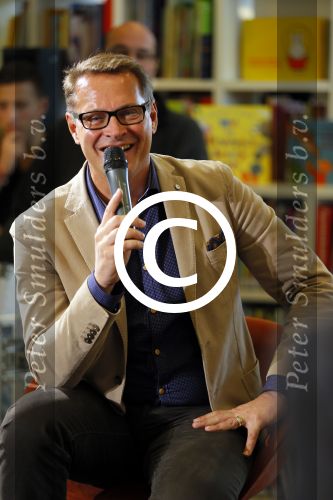 Amsterdam 4 november 2014
Presentatie sinterklaasboeken in de bibliotheek van Amsterdam. Aanwezig zijn Albert Verlinde Winston Gerschtanowitz Andre Kuipers en Paul v Vliet.