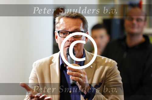 Amsterdam 4 november 2014
Presentatie sinterklaasboeken in de bibliotheek van Amsterdam. Aanwezig zijn Albert Verlinde Winston Gerschtanowitz Andre Kuipers en Paul v Vliet.