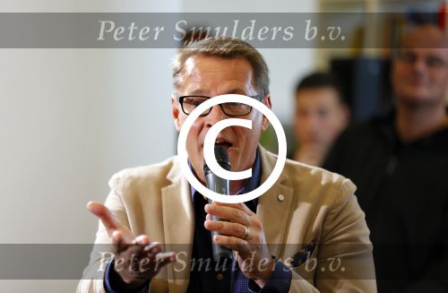 Amsterdam 4 november 2014
Presentatie sinterklaasboeken in de bibliotheek van Amsterdam. Aanwezig zijn Albert Verlinde Winston Gerschtanowitz Andre Kuipers en Paul v Vliet.
