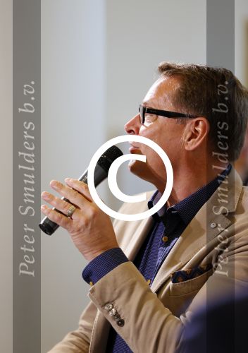 Amsterdam 4 november 2014
Presentatie sinterklaasboeken in de bibliotheek van Amsterdam. Aanwezig zijn Albert Verlinde Winston Gerschtanowitz Andre Kuipers en Paul v Vliet.