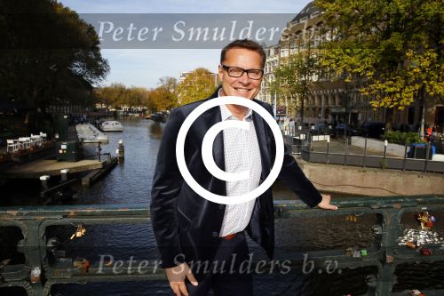 Amsterdam 27 oktober 2014
Presentatie nieuwe castleden Naast Freek Bartels en Bill van Dijk zijn ook Tony Neef (Sonneveld), Mariska van Kolck (Conny Stuart) en Cindy Bell (de lifter) te zien in Sonneveld. Albert Verlinde is de producent.