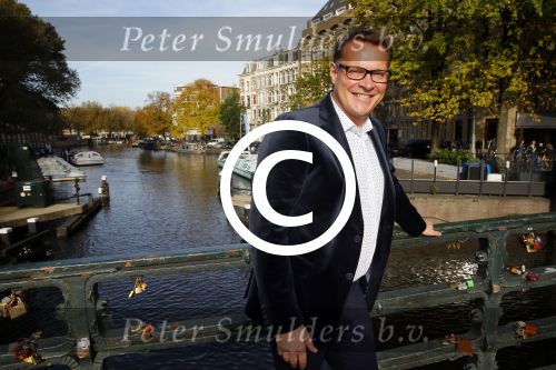 Amsterdam 27 oktober 2014
Presentatie nieuwe castleden Naast Freek Bartels en Bill van Dijk zijn ook Tony Neef (Sonneveld), Mariska van Kolck (Conny Stuart) en Cindy Bell (de lifter) te zien in Sonneveld. Albert Verlinde is de producent.