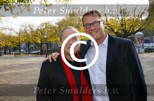 Amsterdam 27 oktober 2014
Presentatie nieuwe castleden Naast Freek Bartels en Bill van Dijk zijn ook Tony Neef (Sonneveld), Mariska van Kolck (Conny Stuart) en Cindy Bell (de lifter) te zien in Sonneveld. Albert Verlinde is de producent.