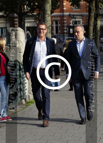 Amsterdam 27 oktober 2014
Presentatie nieuwe castleden Naast Freek Bartels en Bill van Dijk zijn ook Tony Neef (Sonneveld), Mariska van Kolck (Conny Stuart) en Cindy Bell (de lifter) te zien in Sonneveld. Albert Verlinde is de producent.
