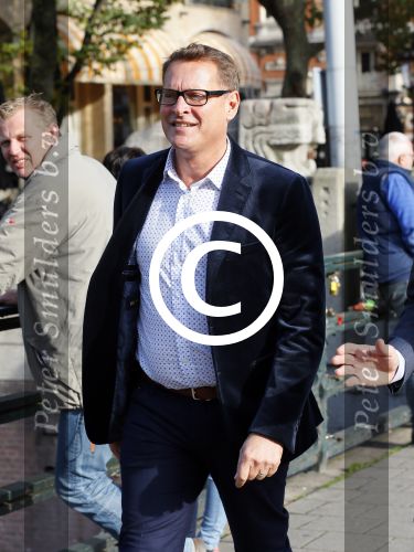 Amsterdam 27 oktober 2014
Presentatie nieuwe castleden Naast Freek Bartels en Bill van Dijk zijn ook Tony Neef (Sonneveld), Mariska van Kolck (Conny Stuart) en Cindy Bell (de lifter) te zien in Sonneveld. Albert Verlinde is de producent.