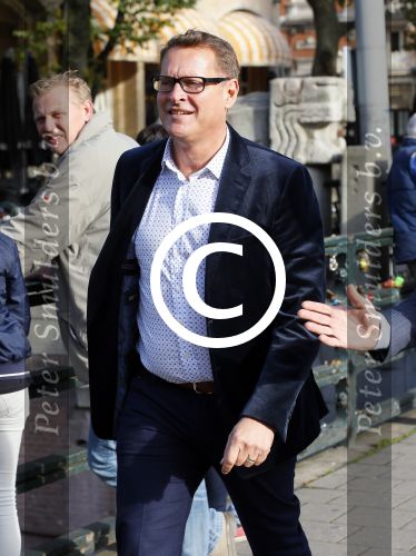Amsterdam 27 oktober 2014
Presentatie nieuwe castleden Naast Freek Bartels en Bill van Dijk zijn ook Tony Neef (Sonneveld), Mariska van Kolck (Conny Stuart) en Cindy Bell (de lifter) te zien in Sonneveld. Albert Verlinde is de producent.