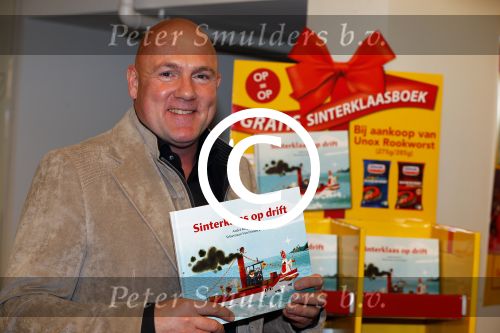 Amsterdam 4 november 2014
Presentatie sinterklaasboeken in de bibliotheek van Amsterdam. Aanwezig zijn Albert Verlinde Winston Gerschtanowitz Andre Kuipers en Paul v Vliet.