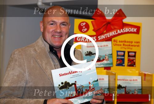 Amsterdam 4 november 2014
Presentatie sinterklaasboeken in de bibliotheek van Amsterdam. Aanwezig zijn Albert Verlinde Winston Gerschtanowitz Andre Kuipers en Paul v Vliet.