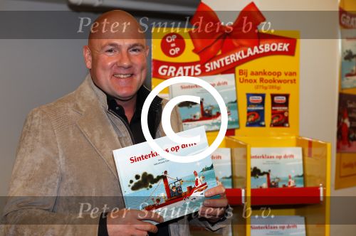 Amsterdam 4 november 2014
Presentatie sinterklaasboeken in de bibliotheek van Amsterdam. Aanwezig zijn Albert Verlinde Winston Gerschtanowitz Andre Kuipers en Paul v Vliet.