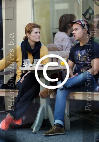 Amsterdam 31 oktober 2014
Anouk v Nes met een kennis op terras.