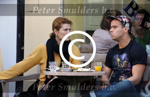 Amsterdam 31 oktober 2014
Anouk v Nes met een kennis op terras.