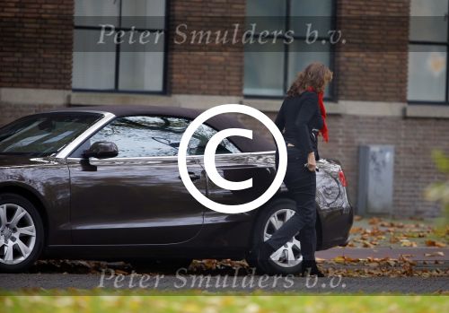 Amsterdam 30 oktober 2014
Astrid Joosten stapt uit haar audi A5 cabrio bij haar huis.