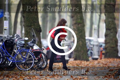 Amsterdam 30 oktober 2014
Astrid Joosten stapt uit haar audi A5 cabrio bij haar huis.