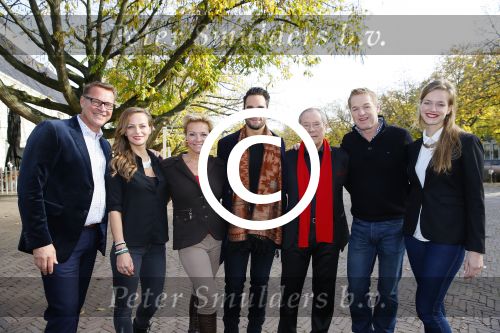 Amsterdam 27 oktober 2014
Presentatie nieuwe castleden Naast Freek Bartels en Bill van Dijk zijn ook Tony Neef (Sonneveld), Mariska van Kolck (Conny Stuart) en Cindy Bell (de lifter) te zien in Sonneveld. Albert Verlinde is de producent.