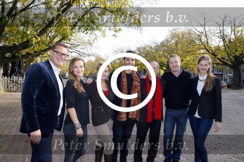 Amsterdam 27 oktober 2014
Presentatie nieuwe castleden Naast Freek Bartels en Bill van Dijk zijn ook Tony Neef (Sonneveld), Mariska van Kolck (Conny Stuart) en Cindy Bell (de lifter) te zien in Sonneveld. Albert Verlinde is de producent.
