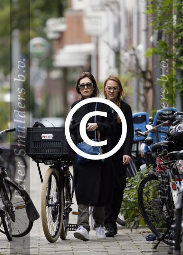 Amsterdam 15 oktober 2014
Carice v Houten met haar manager op straat