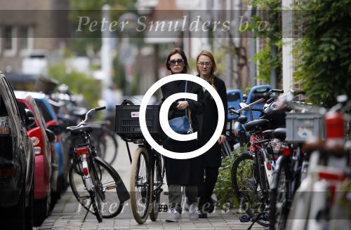 Amsterdam 15 oktober 2014
Carice v Houten met haar manager op straat