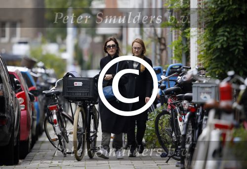 Amsterdam 15 oktober 2014
Carice v Houten met haar manager op straat