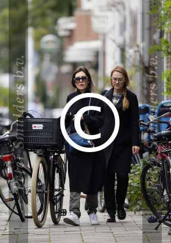 Amsterdam 15 oktober 2014
Carice v Houten met haar manager op straat
