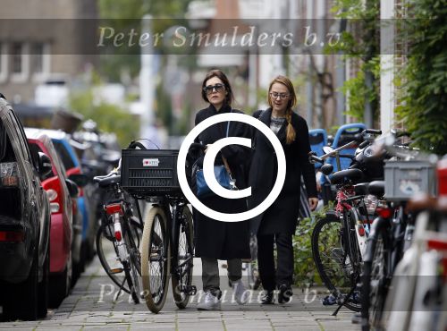 Amsterdam 15 oktober 2014
Carice v Houten met haar manager op straat